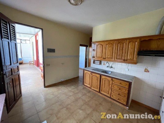 ID-466  Pequeña casa adosada en una zona cerca